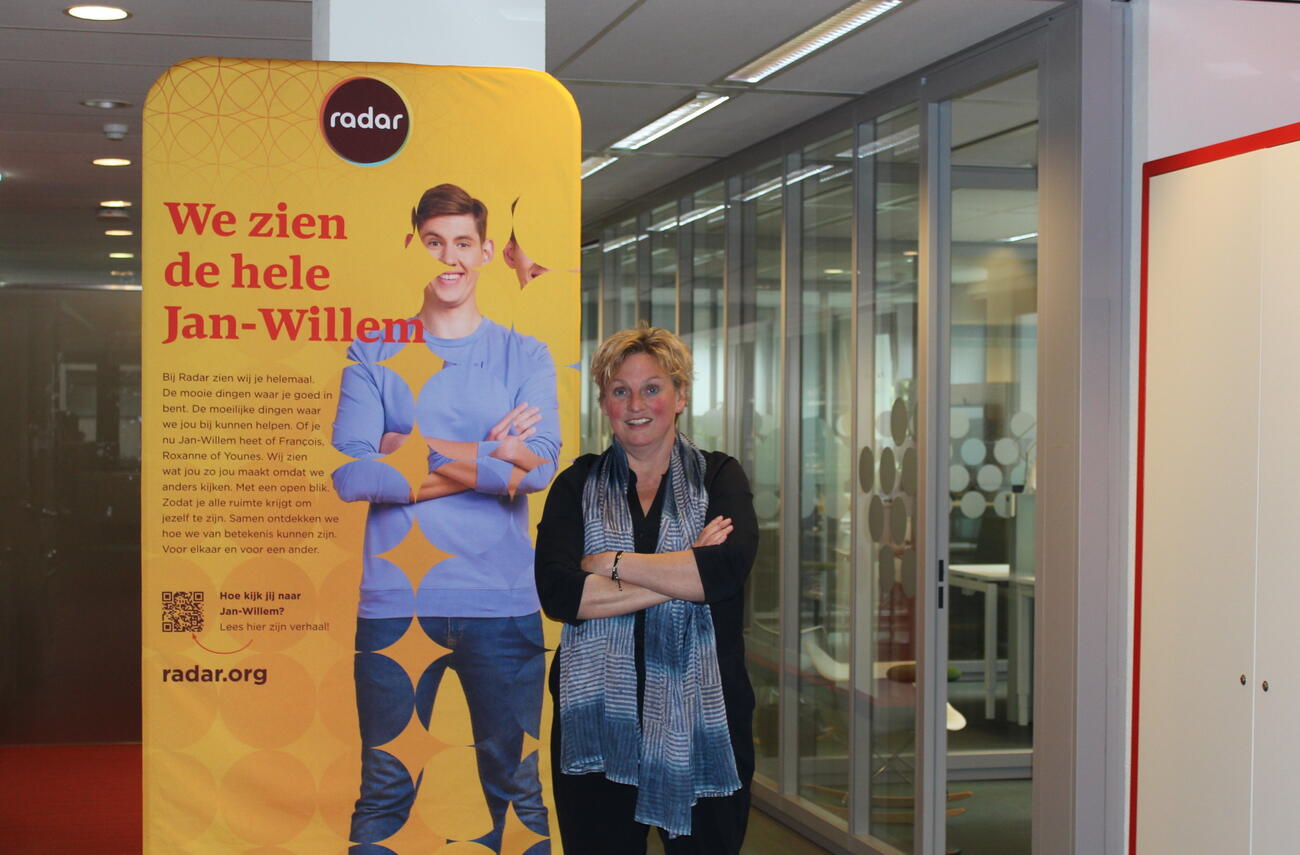 Monique Heffels met banner JW