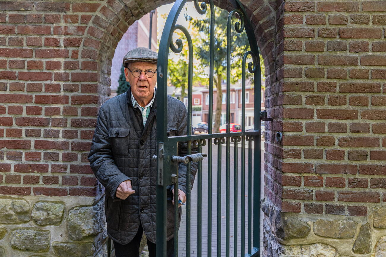 Jos bij begraafplaats