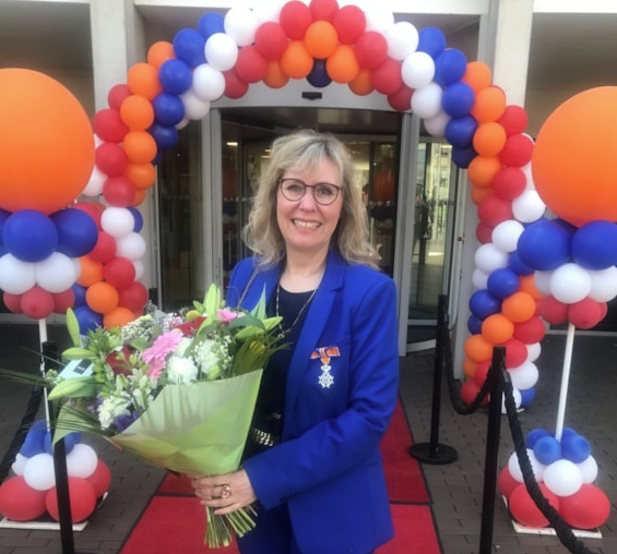 Vrijwilligster Daniëlle krijgt lintje