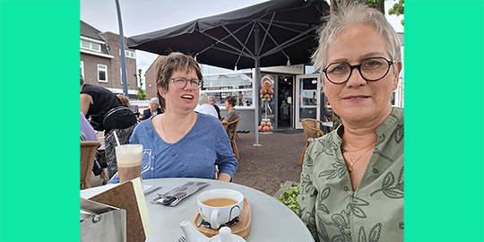Angelique met haar moeder op terras