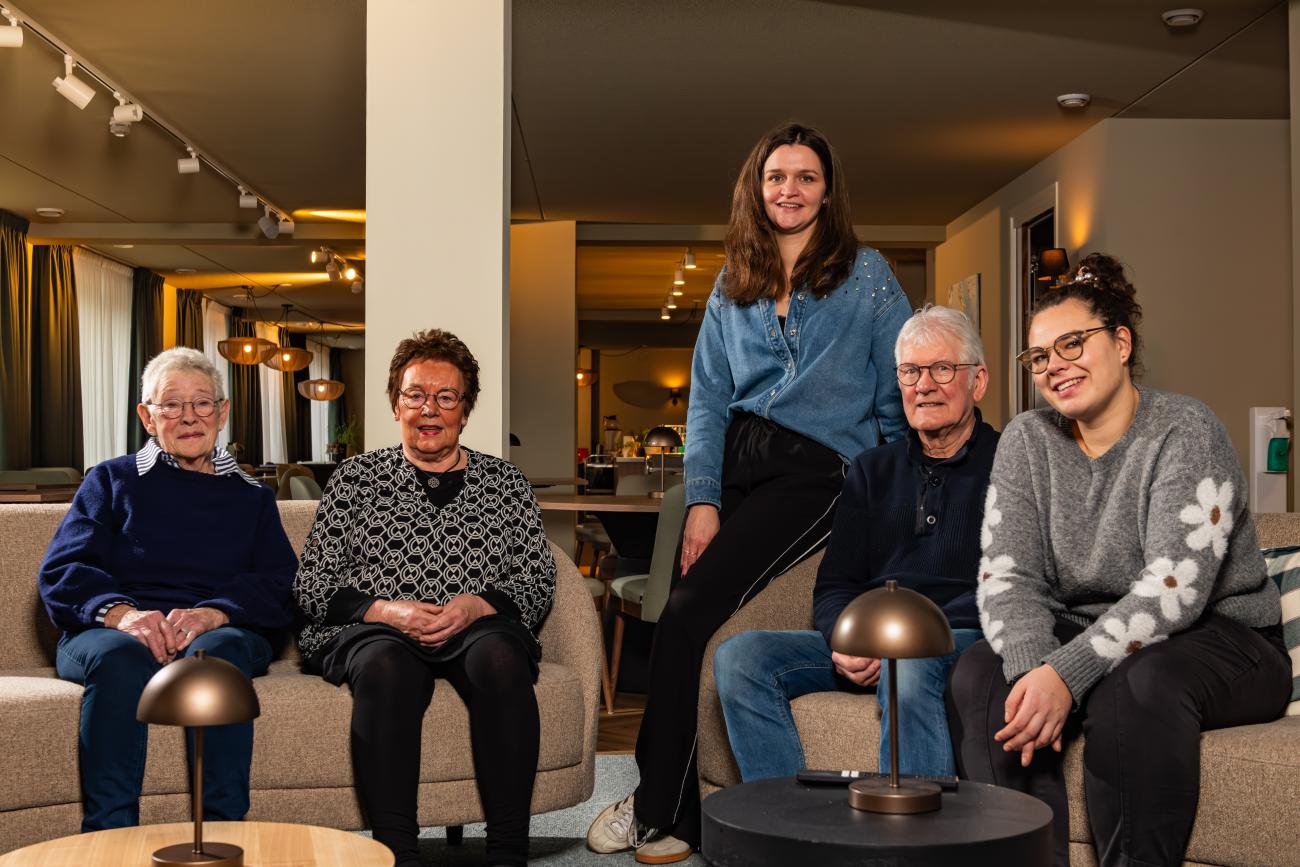 Bewoners, begeleider en vrijwilliger SAM&ZO