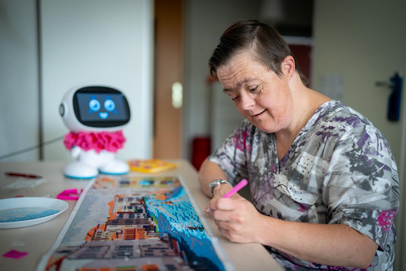 Ivy de zorgrobot in actie