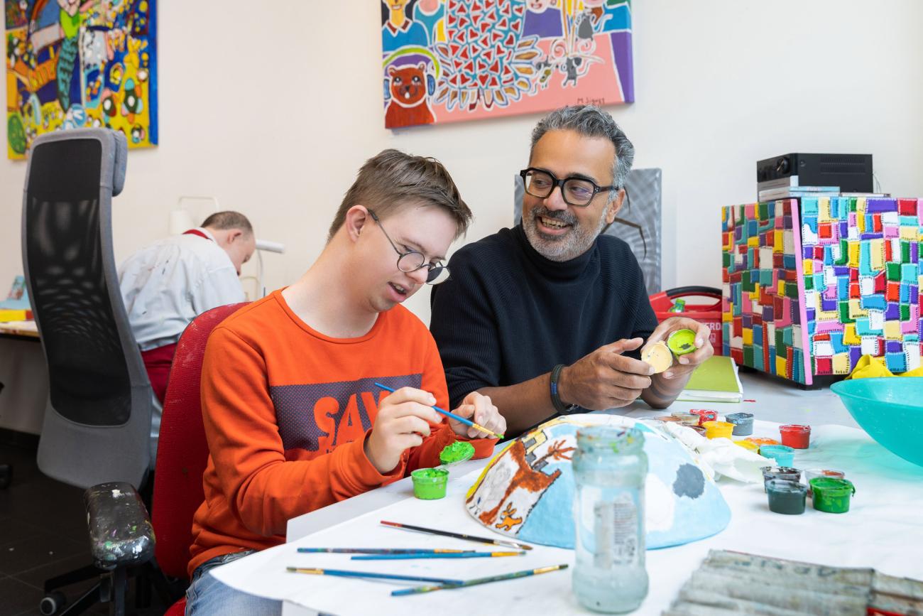 Vrijwilliger Laurens-Jan met kunstenaar